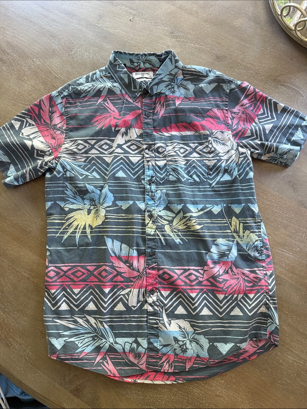 Billabong Men’s tropical print shirt- Sz M